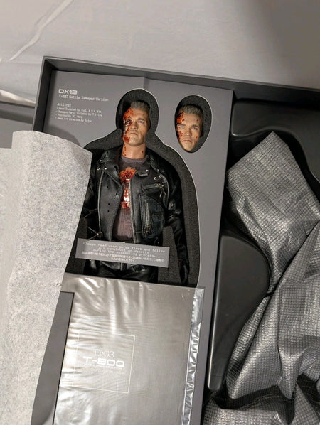 Hot Toys DX13  T2: Judgment Day 1/6 T 800 Battle Damaged/ Sideshow Figure5