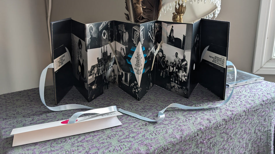 Arcade Fire – Miroir Noir   02517982383Format:	2 x DVD, NTSC, Deluxe Edition,1