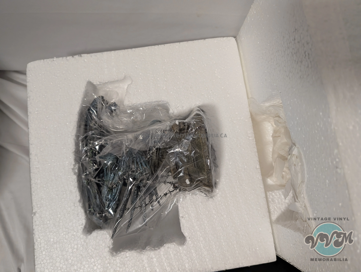 Watermarked - Pallisades Figure - AVP Captive Alien Queen